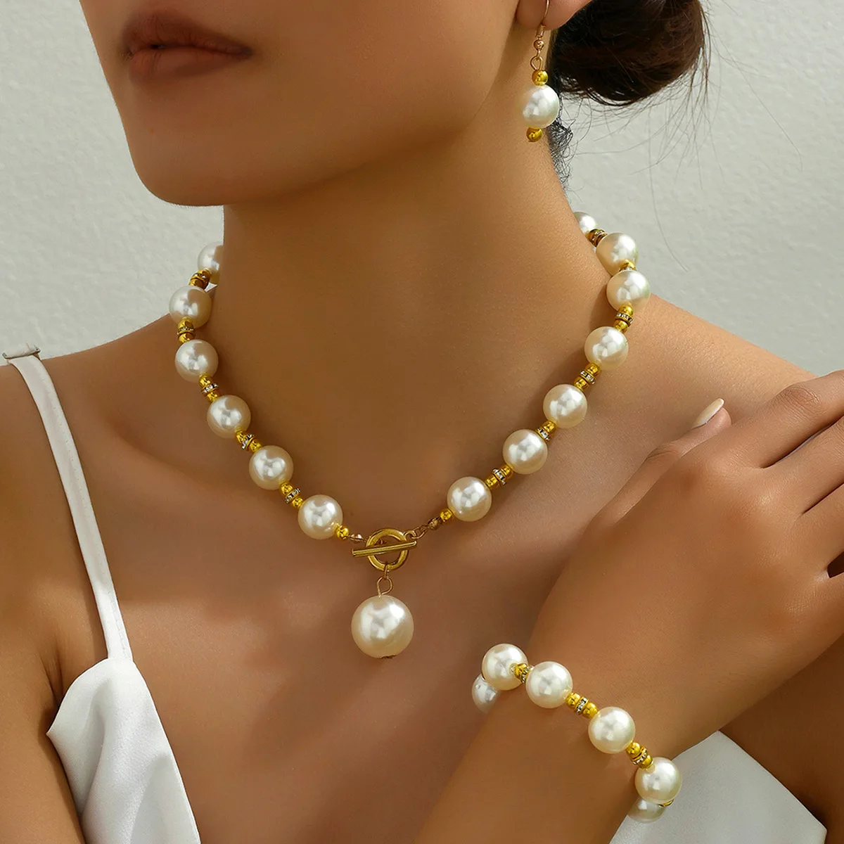 

Mother-of-pearl Earrings, Necklace, Bracelet Set, Women's Light Luxury High-end Collarbone Chain, Versatile Earrings.