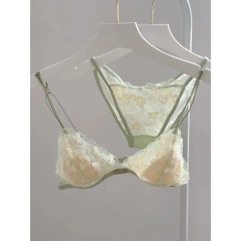 ชุดชั้นในลูกไม้ปักลายแบบสามเหลี่ยมสไตล์ฝรั่งเศส ไร้โครง เก็บทรงสวย ดีไซน์เว้าแหวก เซ็กซี่ ยี่ห้อ CA MOYIU ประกอบด้วยบราและกางเกงใน