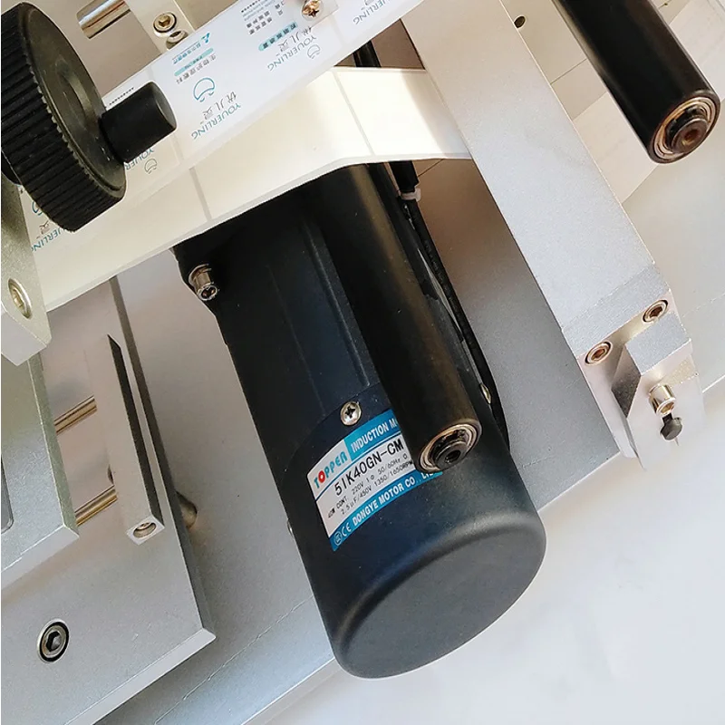 Desktop Semi Automatic Flat Surface Labeling Machine Box Card Square Bottle Cosmetic Bottle Label Applicator