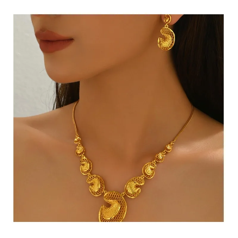 

Хит продаж: Женский комплект украшений — колье и серьги из гальванизированного металла, легкий люкс, дизайн в стиле нишевой моды, набор из двух предметов