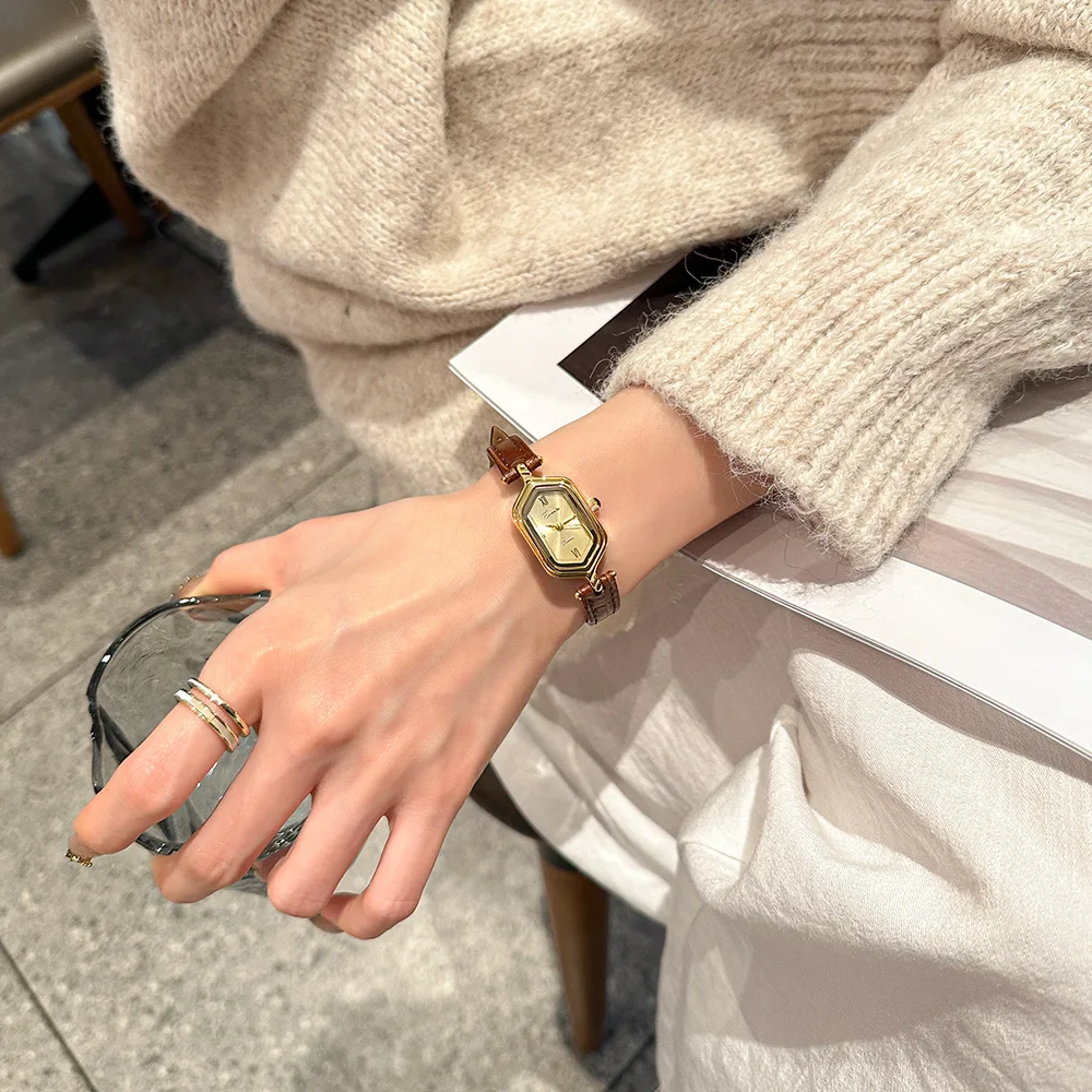 VintageStyle Small Dial Exquisite Watch With A Sophisticated And Elegant Feel A Stylish QuartzWatch Suitable As A Gift For Women