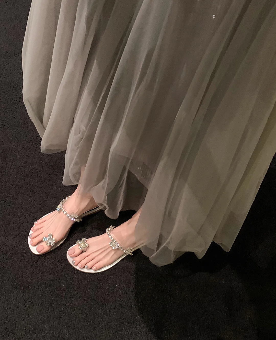Sandalias planas para mujer, chanclas de playa con flores y diamantes de imitación de verano, tangas para mujer, zapatos bohemios con correa en T elástica, aptos para vacaciones informales