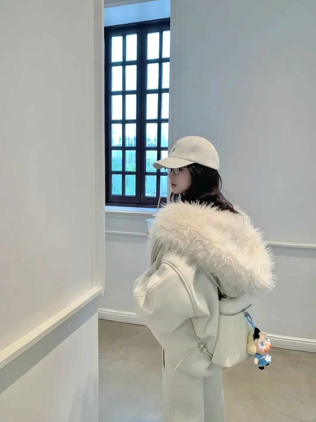 

Новый зимний женский комплект: утепленная куртка с капюшоном и воротником из флиса, повседневные брюки. Модный, удобный, уличный стиль.