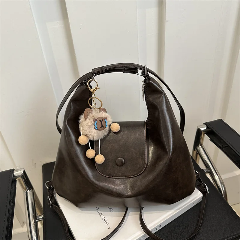 Vintage Hobo-Tragetasche aus weichem Leder mit niedlichem Plüsch-Anhänger, wandelbarer Rucksack, lässige Schultertasche mit großem Fassungsvermögen für Damen – Detail 17