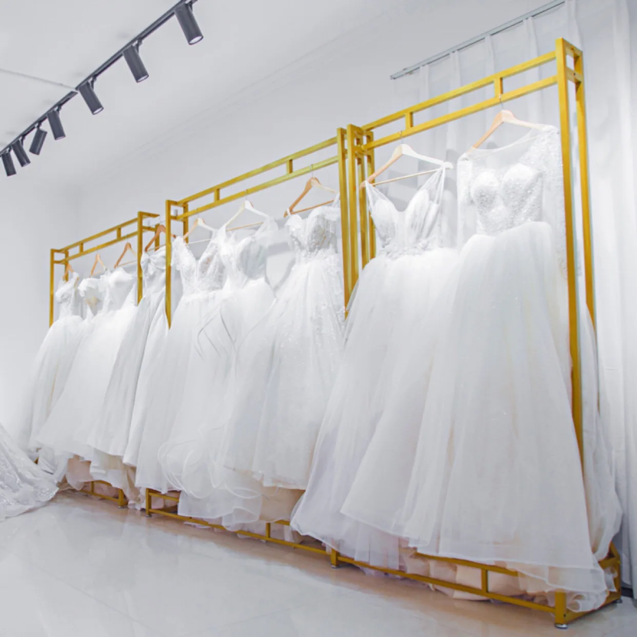 Wedding clothing store wedding dress rack floor-to-ceiling display wrought iron hanger gold hanging wedding