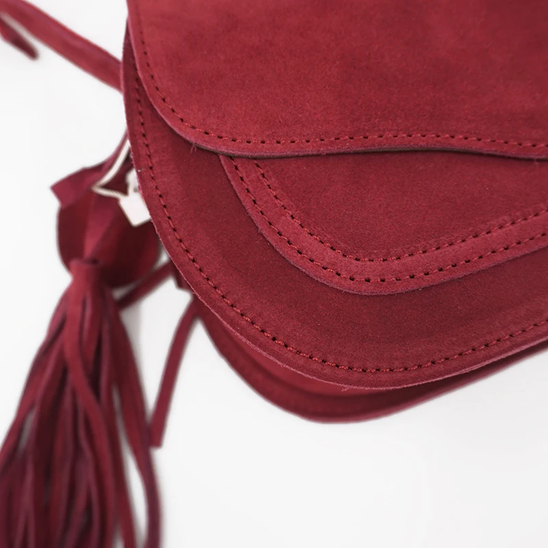 Borsa da sella da donna in vera pelle scamosciata di piccole dimensioni per il tempo libero Borsa a tracolla a tracolla laterale bordeaux con frange