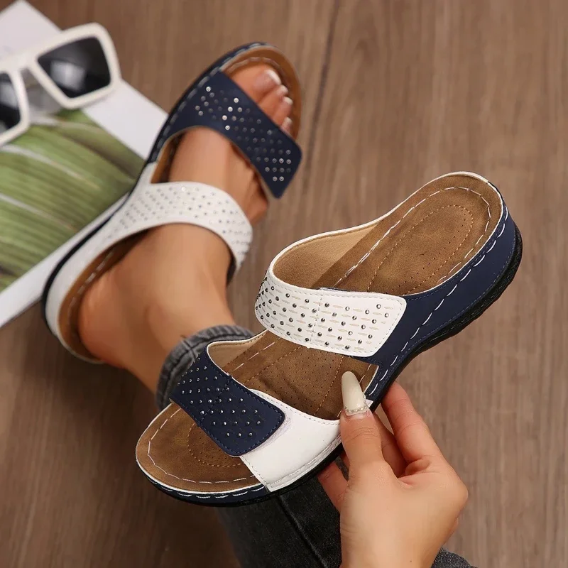 

New Fashionable, Lightweight, Elegant Outdoor Women's Platform Slippers Summer Round Head Comfortable Anti Slip Beach Slippers