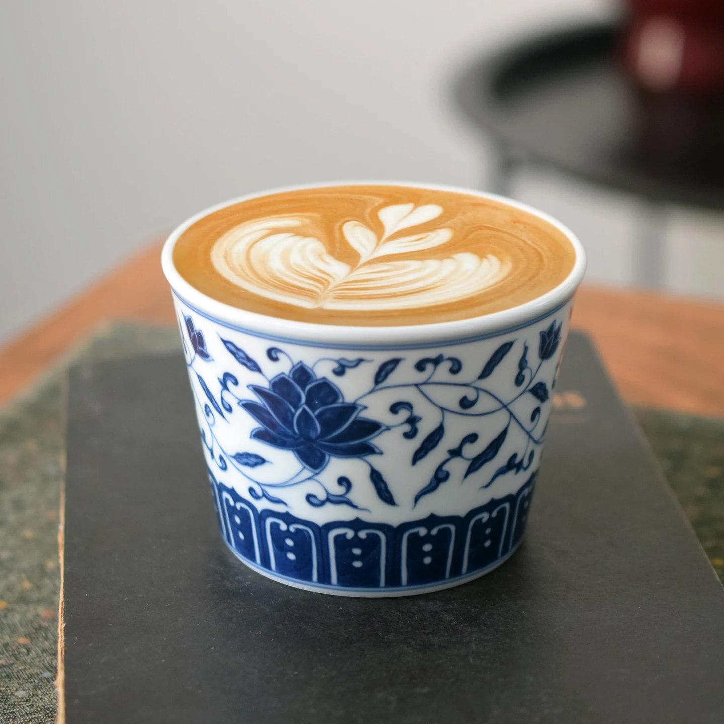 

Керамическая кофейная чашка ручной росписи с дизайном лотоса, сине-белая фарфоровая, с ручкой, широким горлышком, для кофе