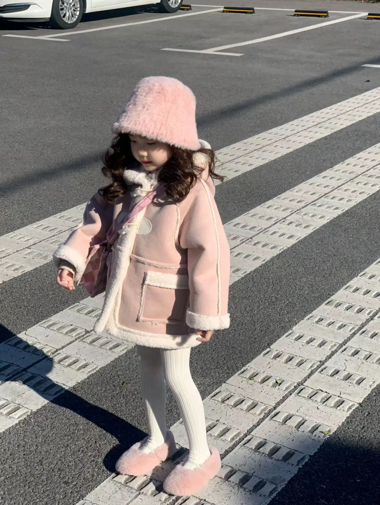 معطف الفتيات 2025 شتاء النسخة الكورية الجديدة المألوف من جلد الغزال معطف مقنع دافئ عصري ملابس حلوة وجذابة #6