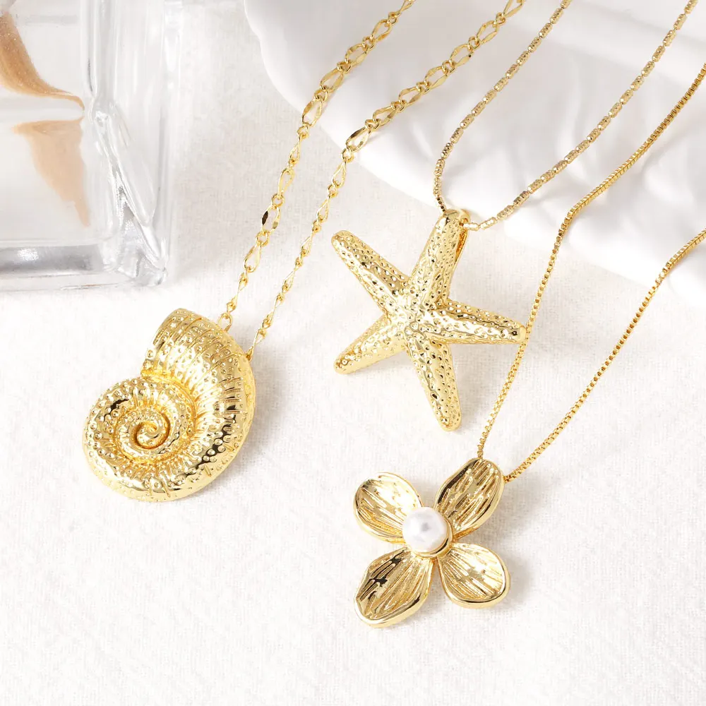FLOLA Simple Gold Plated Starfish Conch Necklaces for Women White Pearl Flower Necklaces Beach Jewelry Gifts nkeb593