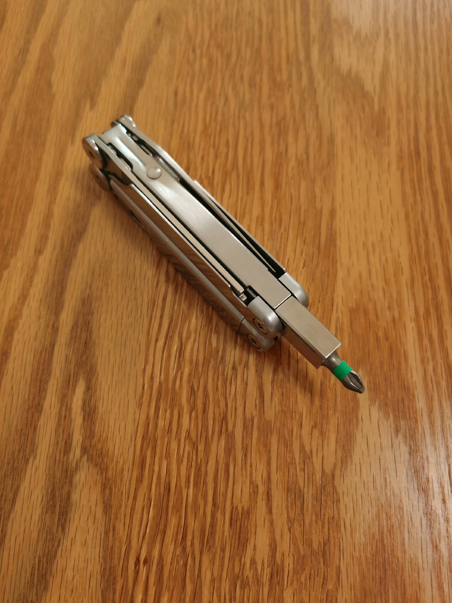 

Модифицированный держатель для бит для Leatherman Wave 1-го поколения (классическая модель, снята с производства), универсальные биты 1/4 дюйма, мультитул в комплект не входит.