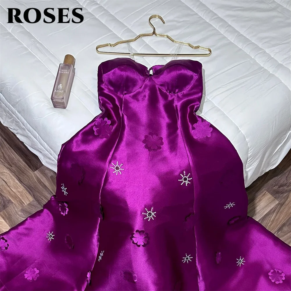 Suknie wieczorowe w kolorze magenta z motywem róż, sukienki na studniówkę z dekoltem w serce, suknie ślubne wieczorowe z aplikacjami kwiatowymi, suknie wieczorowe bez rękawów, suknie balowe na zamówienie.