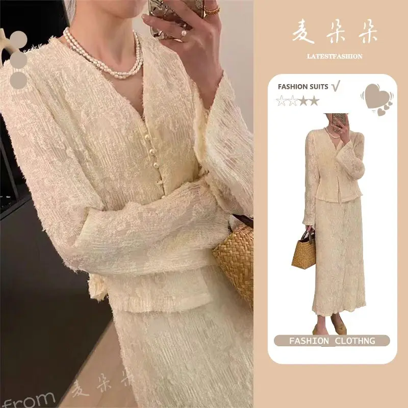 

Температурный плиссированный новый полый жаккардовый костюм с кисточками, модный и модный костюм для похудения с v-образным вырезом