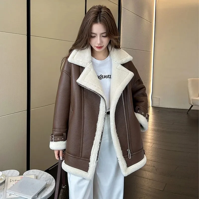 เสื้อแจ็คเก็ตหนังเทียมขนแกะเทียมสำหรับผู้หญิง สไตล์สตรีทแวร์ ทรงหลวม อุ่นสบาย แบบวินเทจ ซิปติด ตัดต่อผ้าหนา ดีไซน์เก๋ไก๋