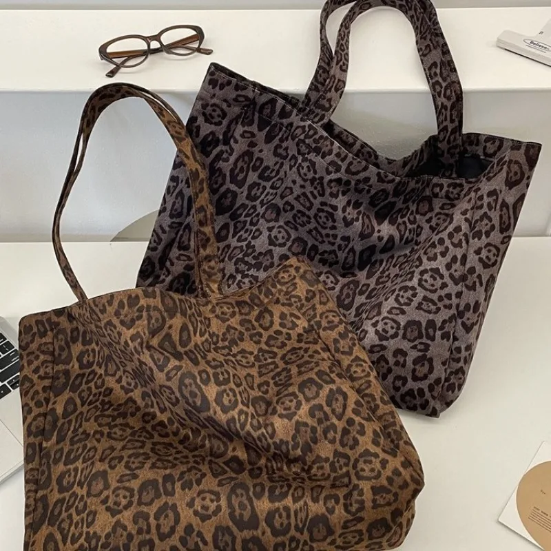 

Корейская замшевая сумка на плечо с леопардовым принтом в стиле ретро, большая вместительная сумка подмышками для женщин, новинка 2023 года, осенне-зимняя пригородная сумка