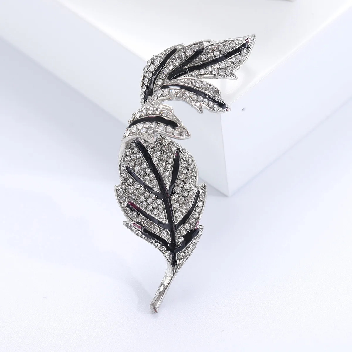 

New Vintage Rhinestone Leaf Brooch Ladies Unisex 3-Color Optional Plant Pin Event Party Backpack Decorative Clothing Accessories