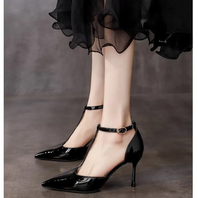 2024 nuovi arrivi scarpe di lusso Sexy sandali da donna in pelle verniciata nero argento bianco rosso cinturino a T décolleté taglia caviglia 35-39