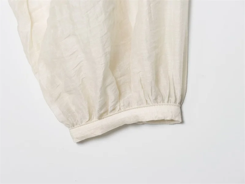 قميص نسائي جديد لخريف 2025 أبيض بأكمام طويلة مطوي مزخرف بأكمام منتفخة قميص ثنى مخصص على الموضة غير رسمي