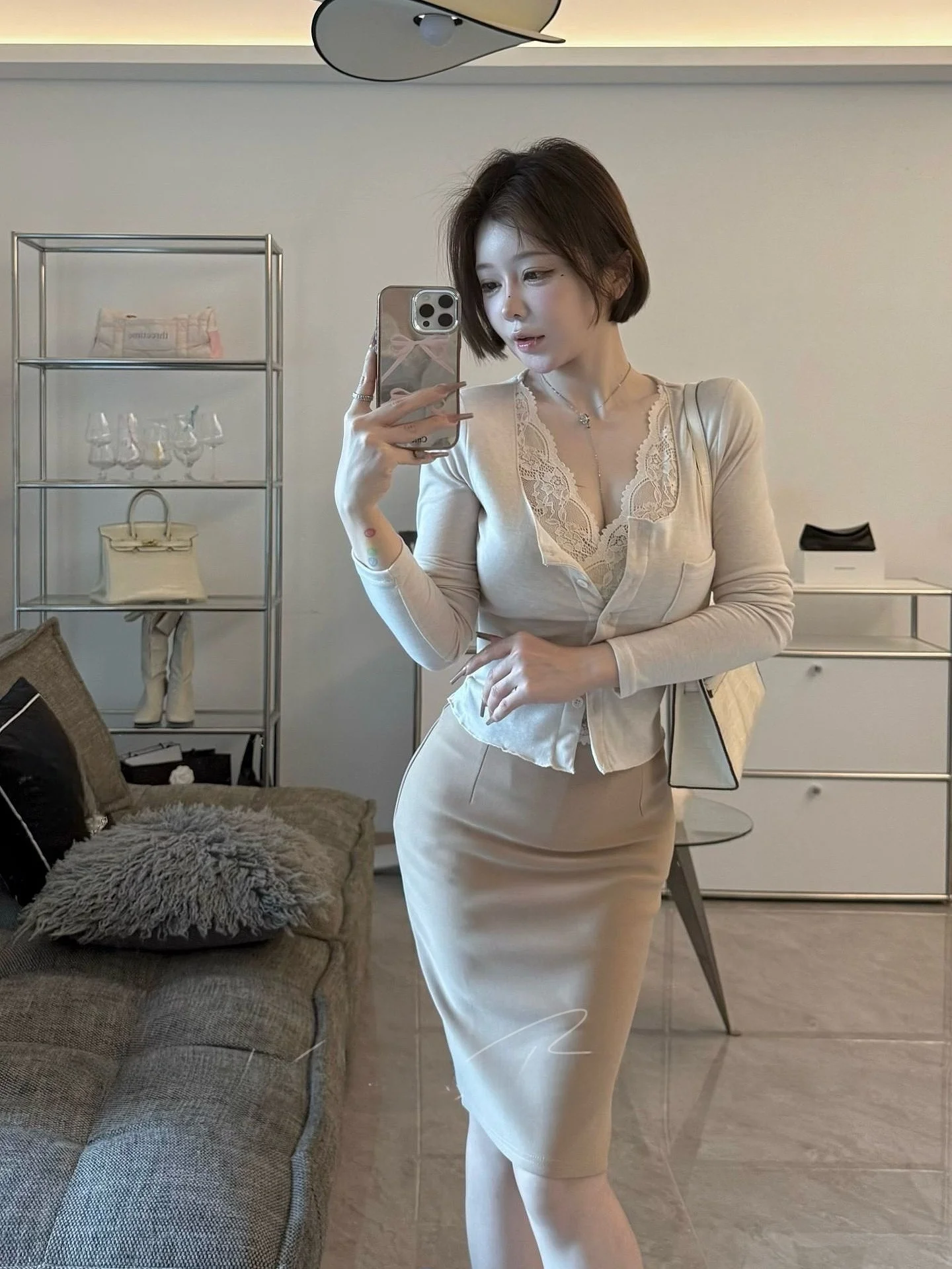 

Элегантный комплект из вязаного топа с кружевными вставками и юбки с высокой талией, V-образный вырез, облегающий силуэт, модный женский наряд для весны.