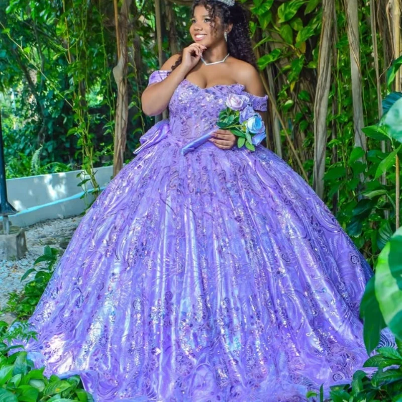 فستان Quinceanera أرجواني مكشوف الأكتاف من الدانتيل اللامع بفيونكة طويلة وذيل طويل فيستدوس دي 15 Quinceanera ﻿ تخصيص