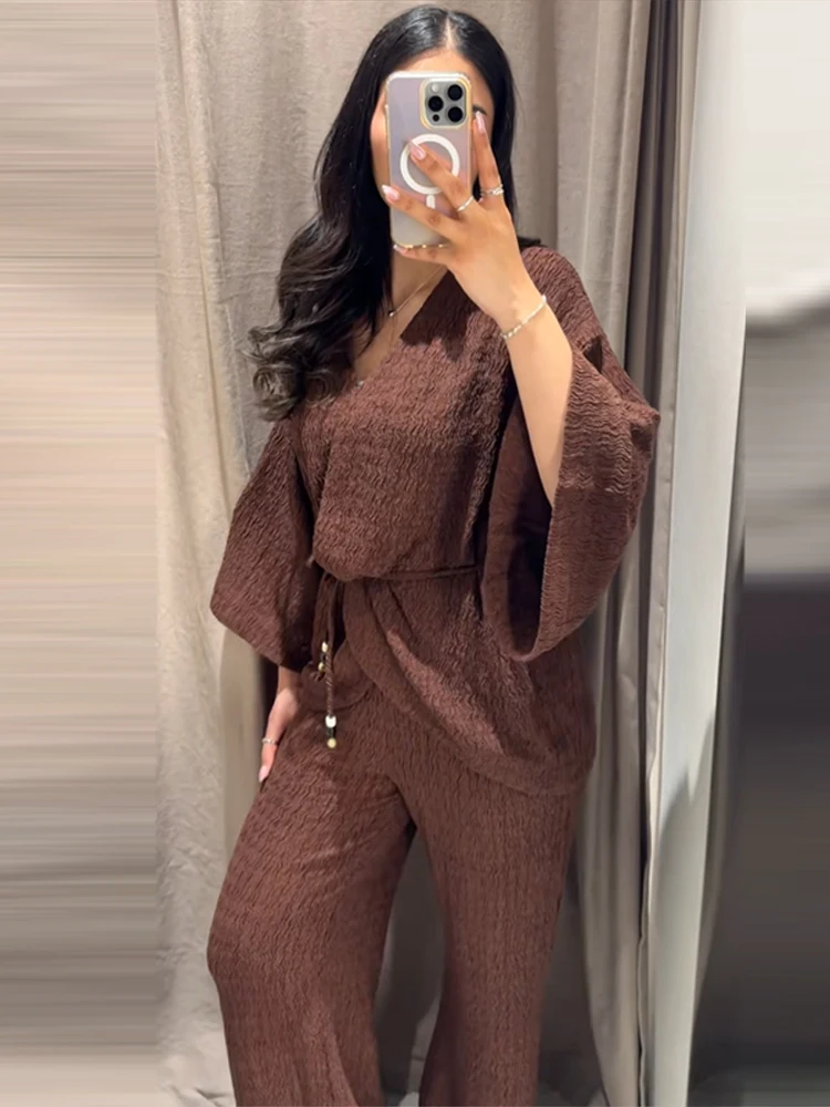 Texturiertes Spitzen-Oberteil mit V-Ausschnitt und Schnürung, Hosenanzüge für Damen, sexy Oberteile mit Fledermausärmeln und geraden Hosen mit hoher Taille, bezaubernde Damen-Outfits – Detail 13
