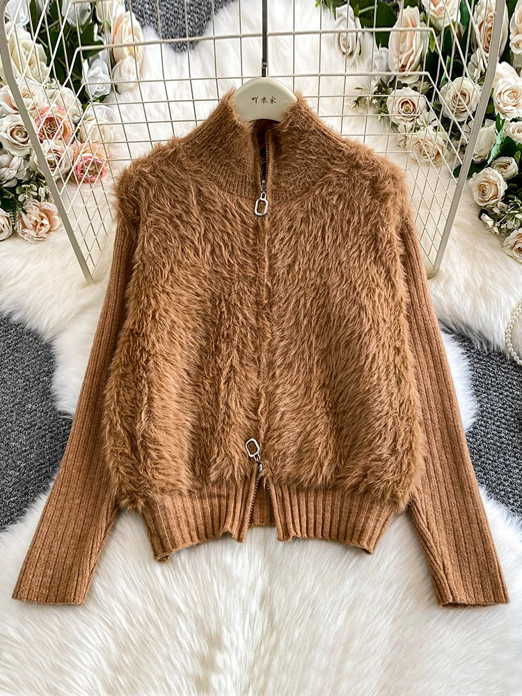 เสื้อคาร์ดิแกนถักไหมพรมผู้หญิง สีน้ำตาล แต่งขนเฟอร์เทียมแบบฟ็อกซ์ ซิป คอตั้ง ทรงเข้ารูป รุ่น CG023