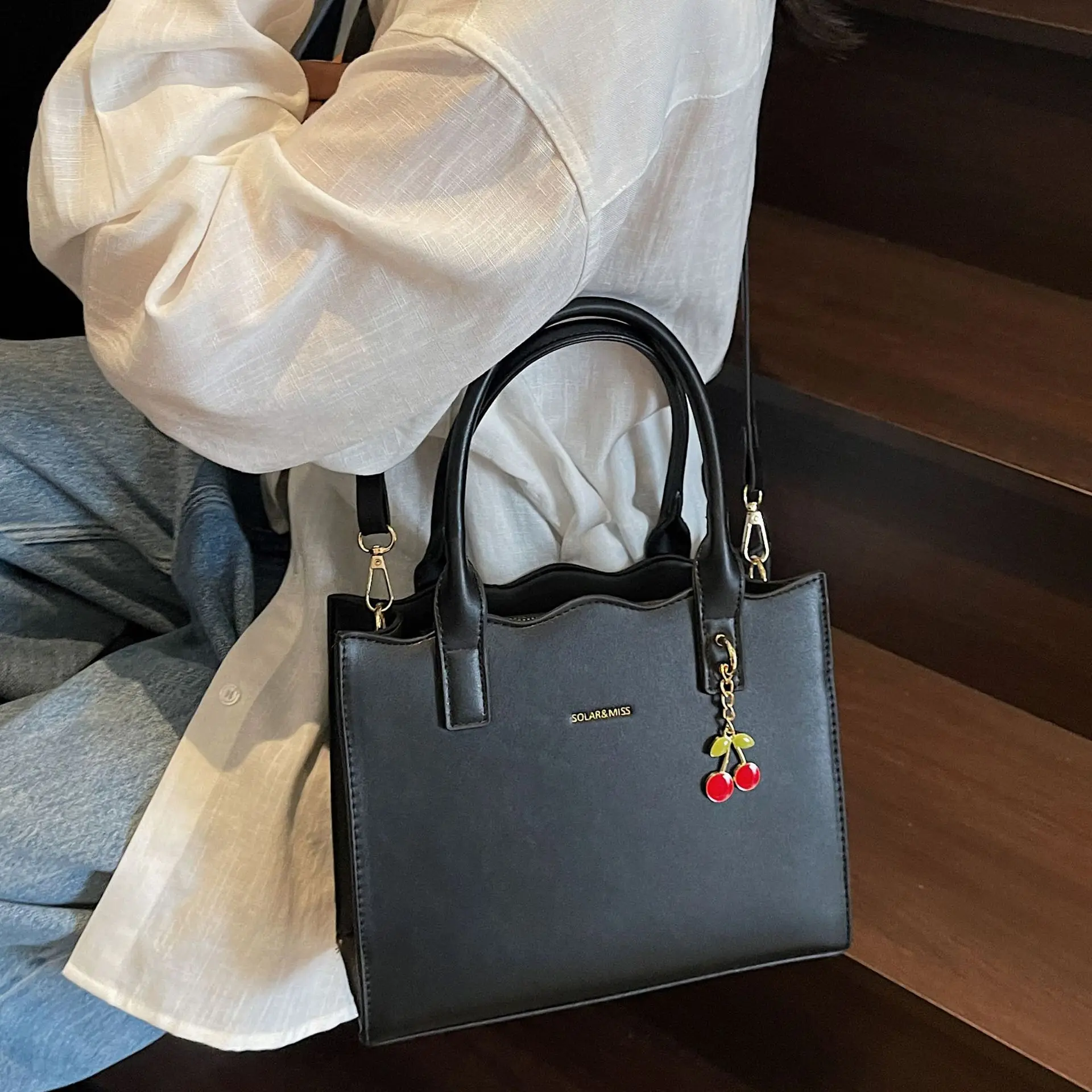 

2025 New European American Retro Trend Tote Bag Women High-end Large Capacity Fashion Versatile Portable