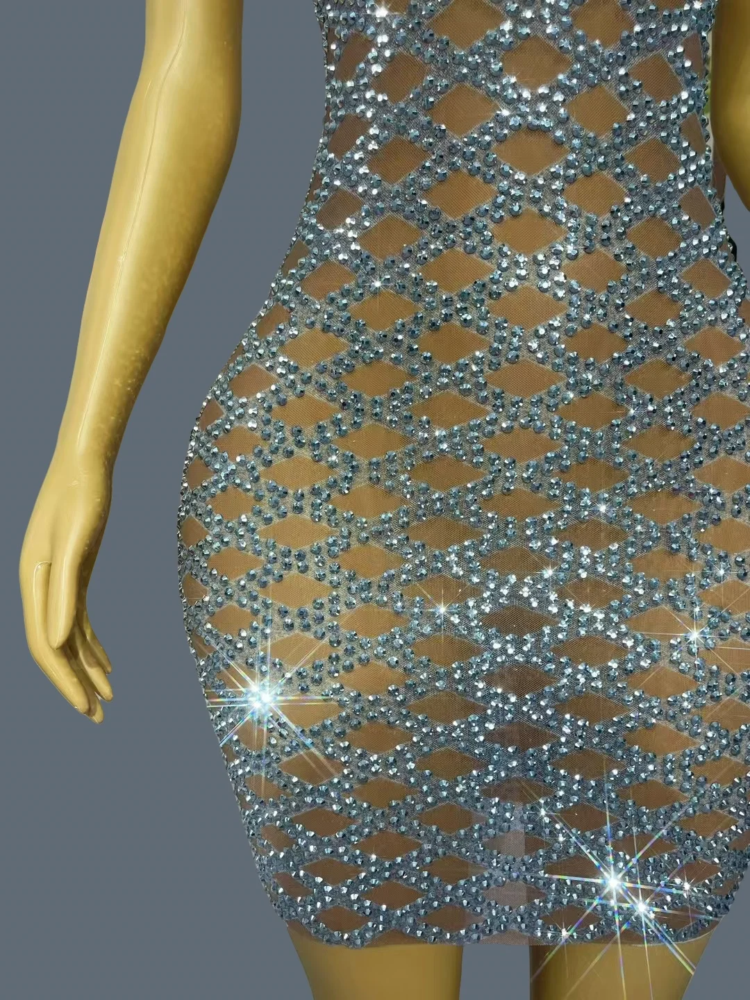 ผู้หญิงระดับไฮเอนด์คริสตัลสีเงินมินิเดรสสปาร์คกี้ชิคบอลเดรสเชียร์ตาข่ายแขนกุดวันเกิดเซ็กซี่ชุดลิงเกจเจียวเดียน
