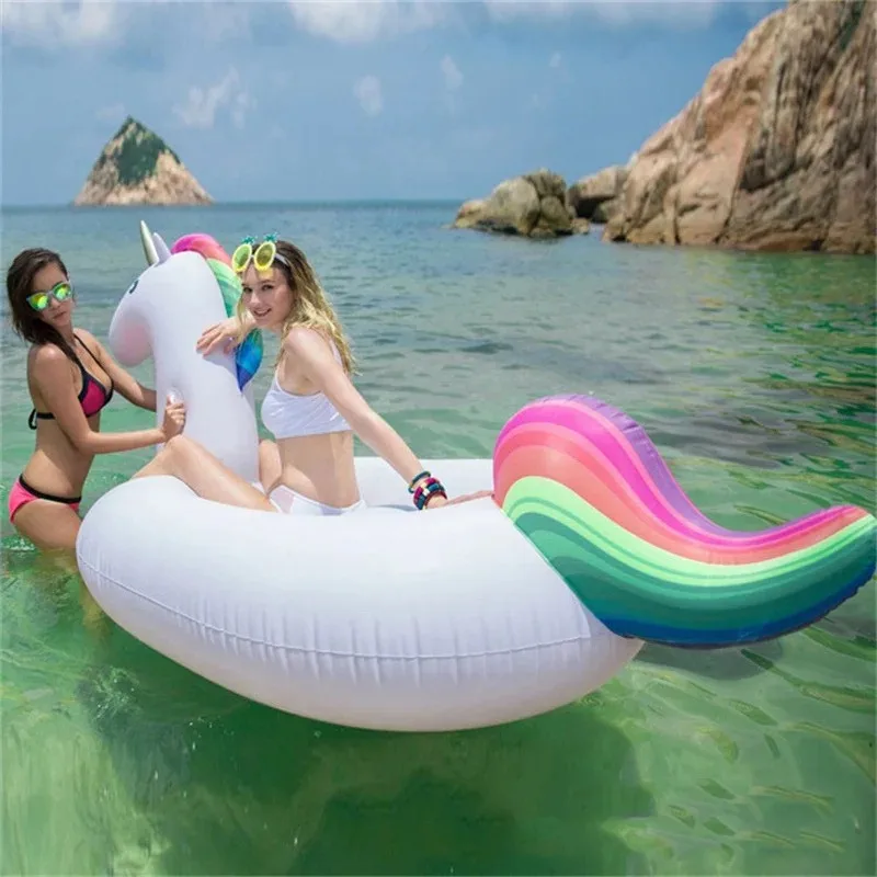 Giocattoli gonfiabili per piscina estiva Anello da nuoto a forma di unicorno di cartone animato Giocattoli d'acqua per feste in spiaggia ad aria addensata in PVC per bambini Adulti