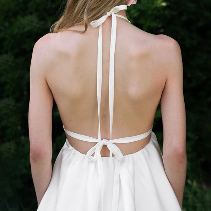 Unverzichtbar für Eleganz! Weißes Minikleid mit Neckholder und tiefem V-Ausschnitt, stilvoll und spielfrei