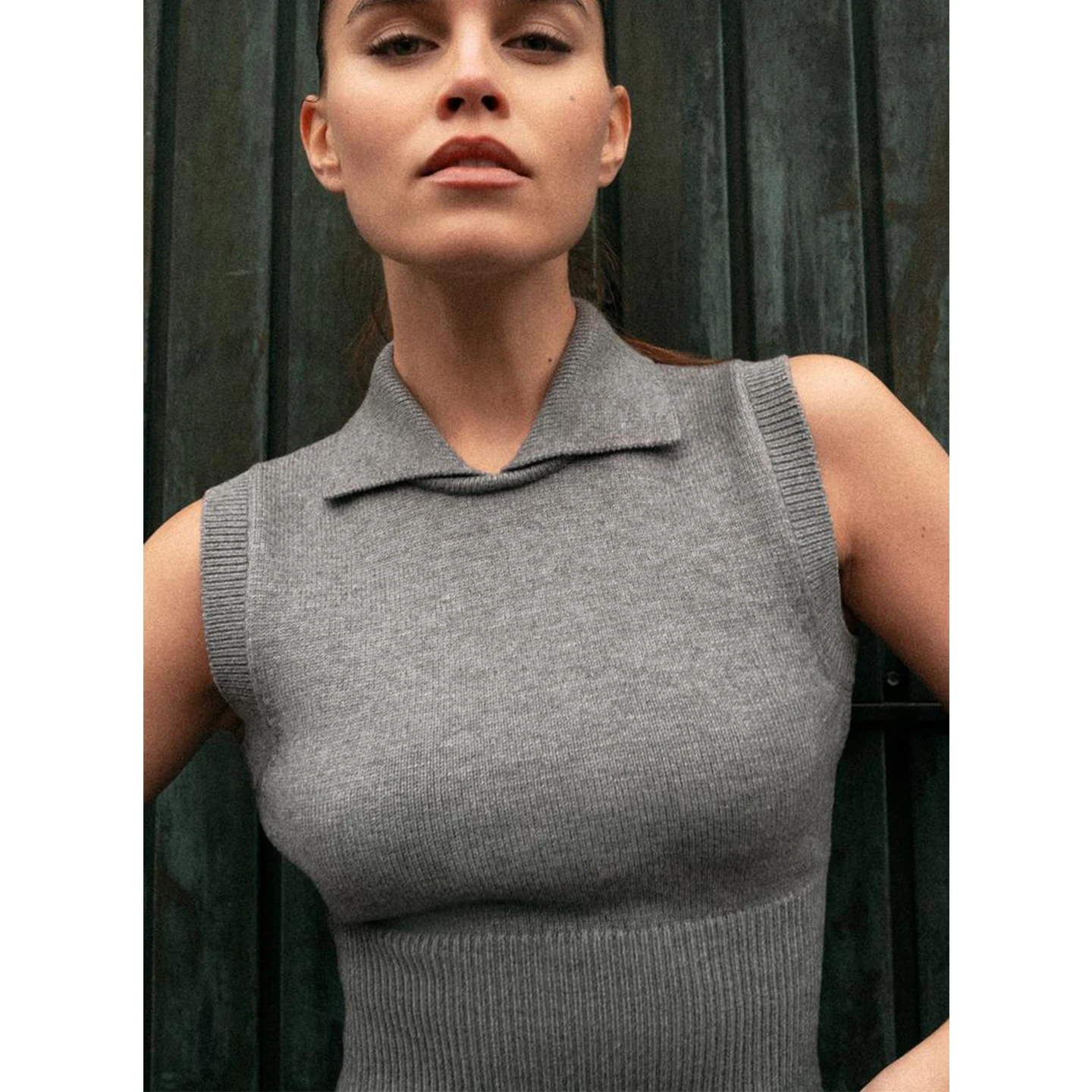 Zimowa damska swobodna prążkowana dzianinowa kamizelka z poliestru, krój A, cienkie ramiączka, jednolity kolor.