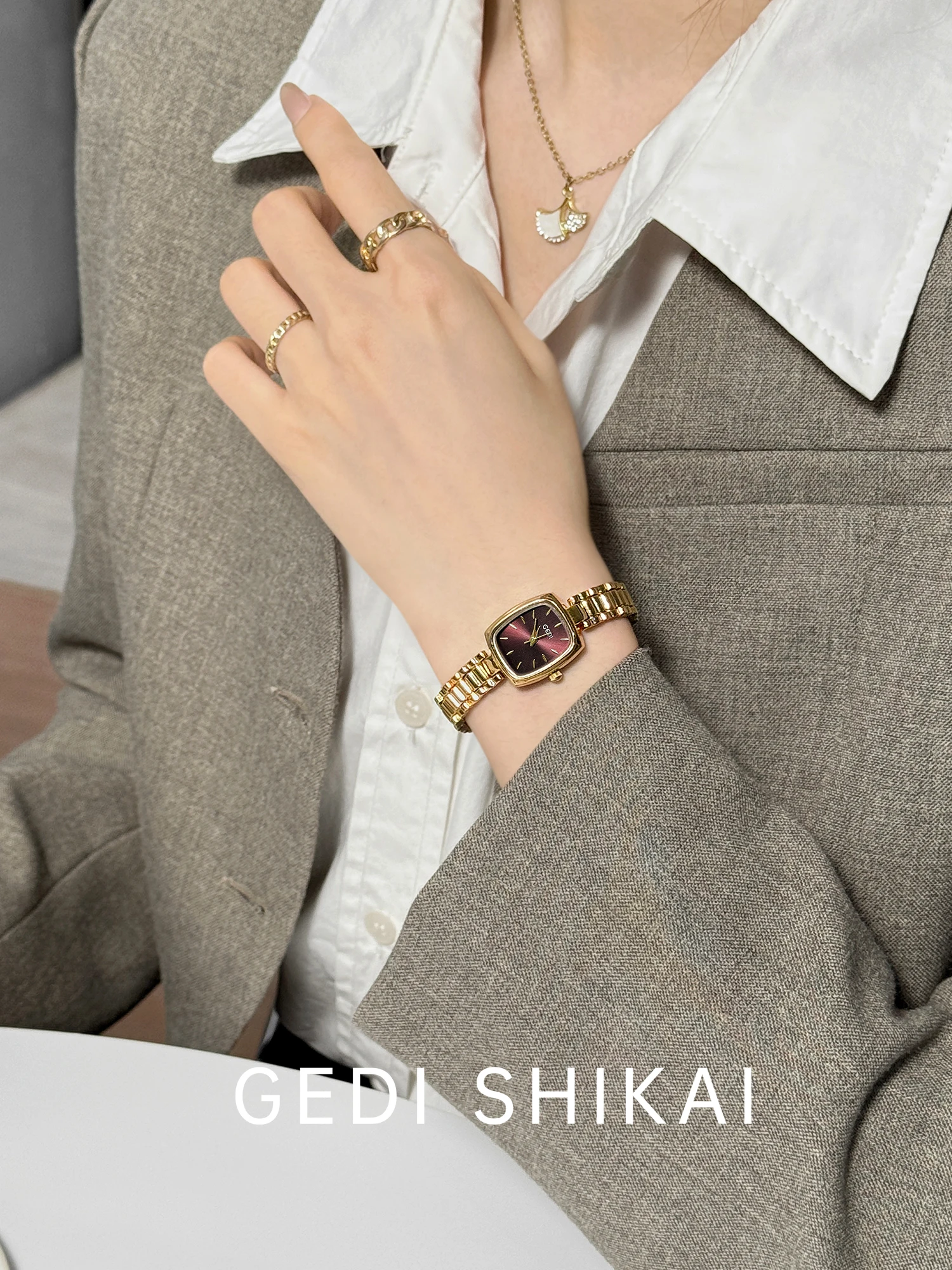 ساعة ريترو للنساء خفيفة فاخرة على الموضة النسائية سلسلة مربعة قرص صغير 2025 ساعات جديدة راقية مختارة إكسسوارات نسائية