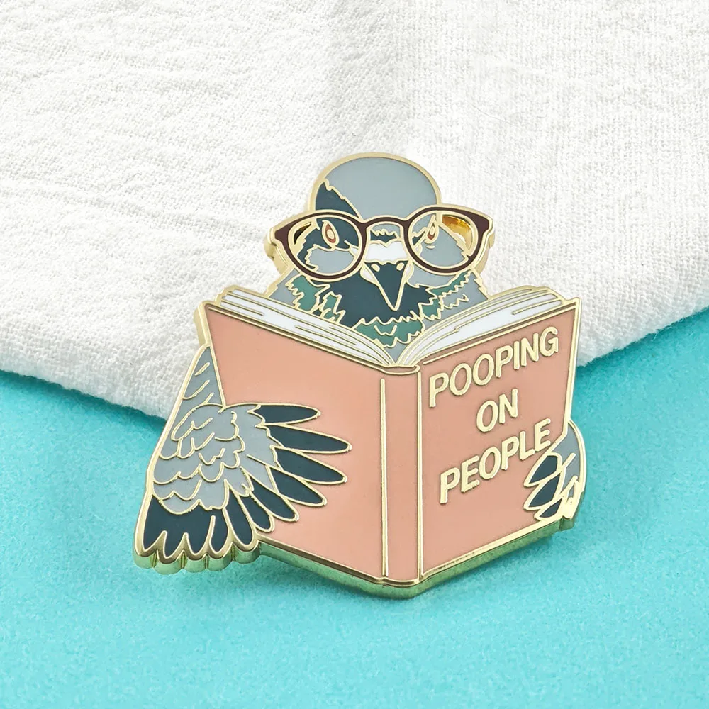 Lustige Emaille-Anstecknadeln mit der Aufschrift „Pooping on People“, niedliche Tauben-Broschen mit Brille, Reversnadeln für Kleidung und Rucksäcke, neuartiger Schmuck – Detail 8