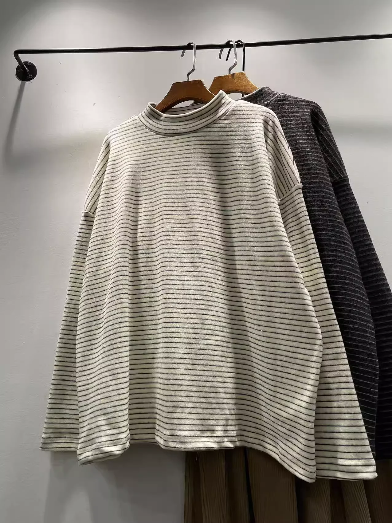 بلوفر نسائي لعام 2026 على الطراز الياباني بياقة شبه عالية مخطط باللون البيج والرمادي قمصان مخططة بأكمام طويلة قميص دافئ