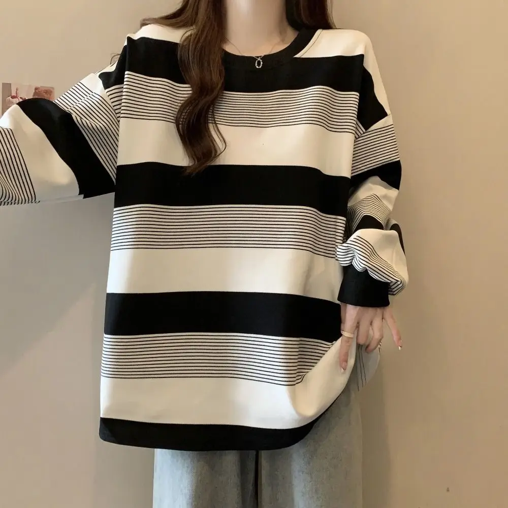 Oversize-Oberteil mit Streifenmuster, langärmeliges T-Shirt mit Streifenmuster, vielseitig kombinierbar, lockere Passform, gestreifter Sweatshirt für Damen. – Detail 8