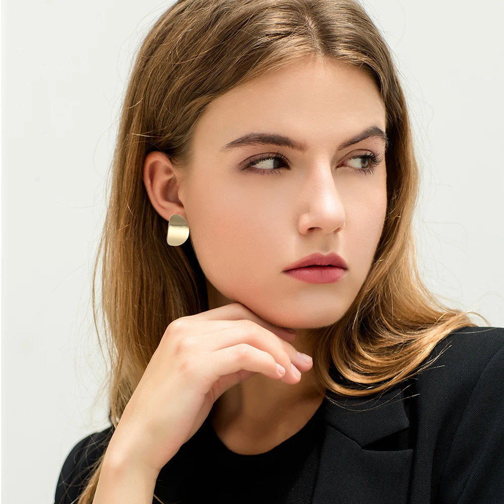 New Arrivals Gold Vintage Oval Glossy Metal Minimalist Clip on Earring Non Piercing Cute Ear Clips for Women Party Jewelry Gifts