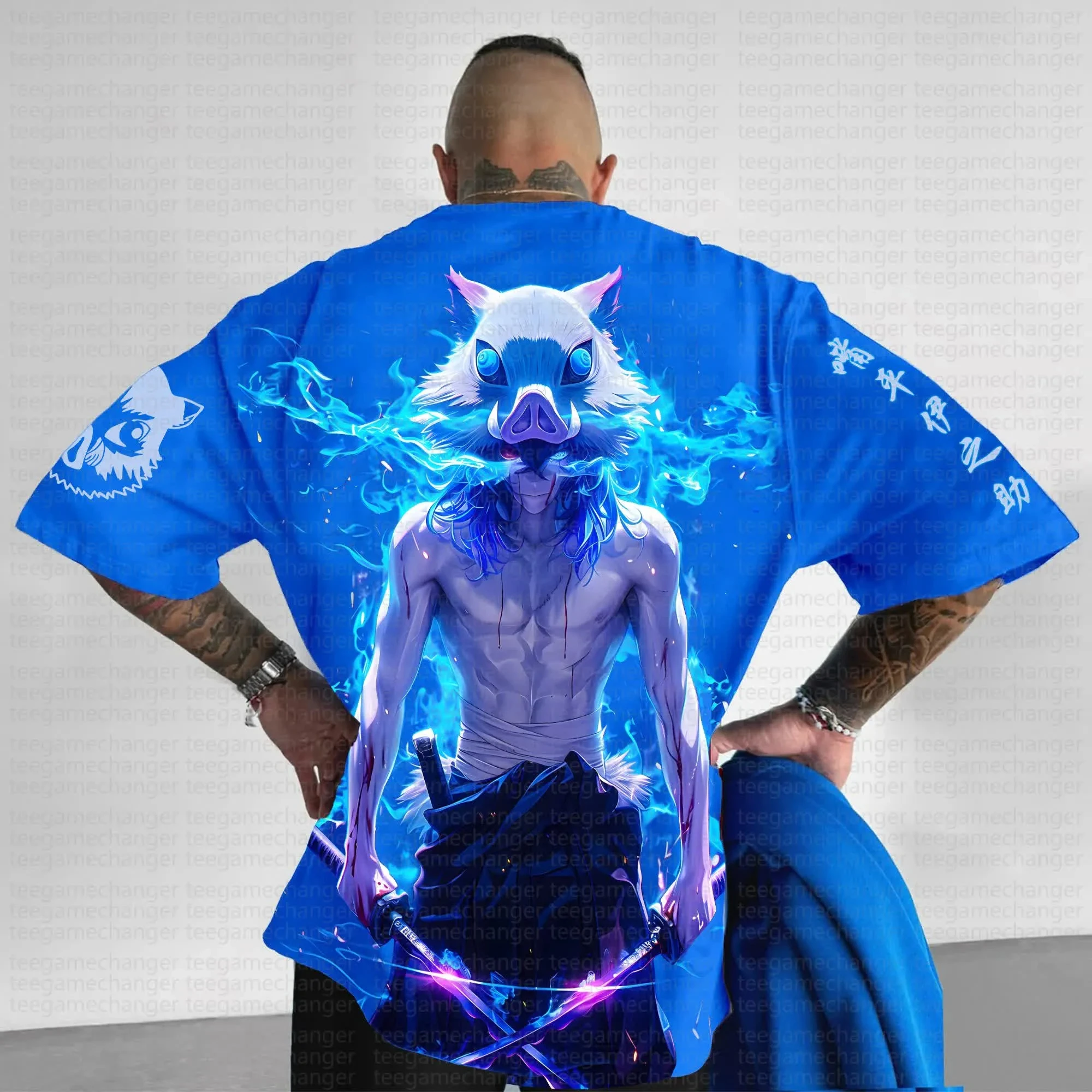 เสื้อยืดผ้าฝ้ายสีน้ำเงินลายดาบพิฆาตอสูร อิโนะสุเกะ พิมพ์ลายหน้าอกด้านหลังหน้ากากหมูป่า ไฟสีน้ำเงิน ดาบคู่ โลโก้ตัวละคร ข้อความที่แขนเสื้อ