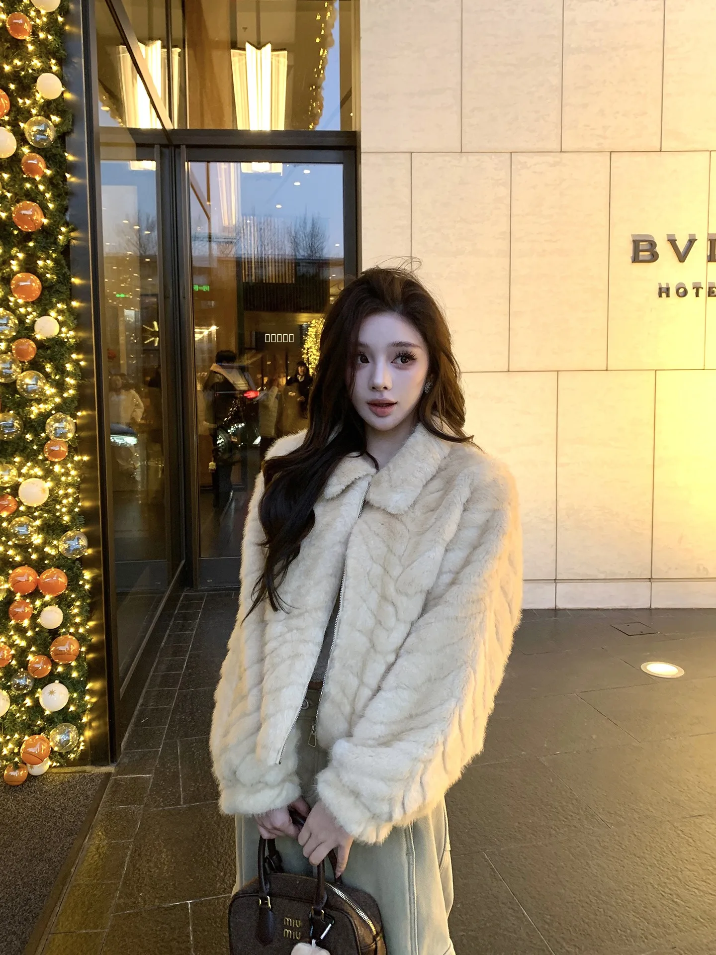 チョウミートヤオ ふわふわ パーティー 高級感 ルーズファー レザー一体型 レディース 冬用 ショートアウター カジュアルスタイル ポリエステル繊維