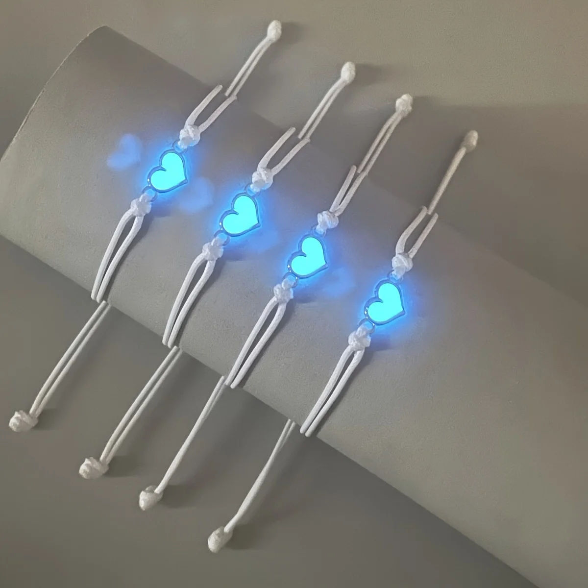 Pulseras luminosas en forma de corazón, juego de 4 pulseras de hilo de cera tejidas a mano para hermanas y amigos, joyería hecha a mano que brilla en la oscuridad