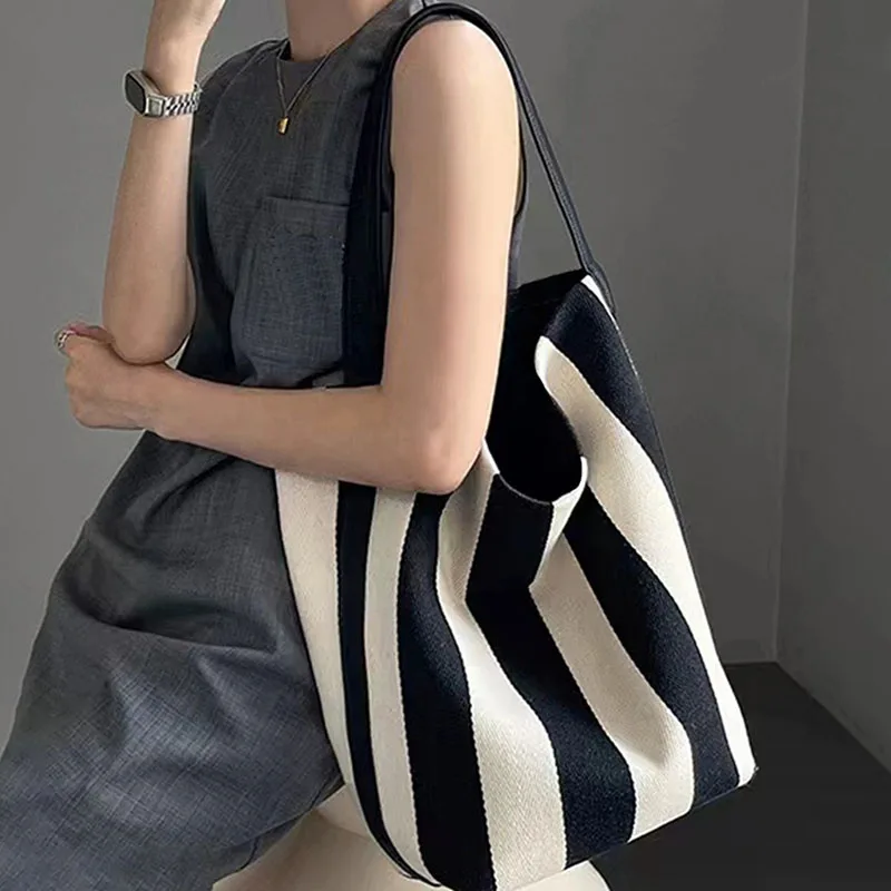

Новая модная нишевая черно-белая полосатая холщовая сумка-ведро для женщин, большая вместительная сумка, новая большая сумка на одно плечо, сумки