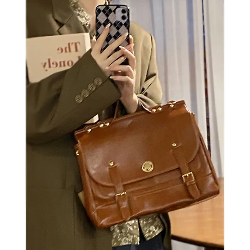

British Style Retro Postman Bag Woman New Fashion Classical Korean Version Briefcase Large Capacity Backpack PU Leather Textured