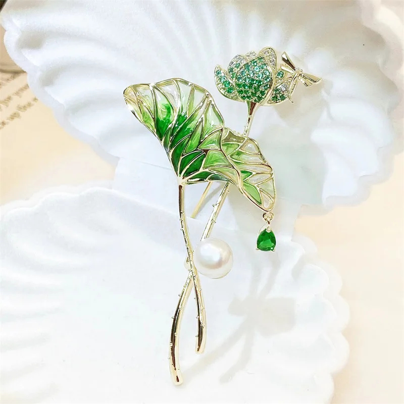 مزاجه اللؤلؤ لوتس زهرة ليف بروش للنساء أنيقة كريستال النبات اليعسوب بروش دبوس الملابس والاكسسوارات الهدايا