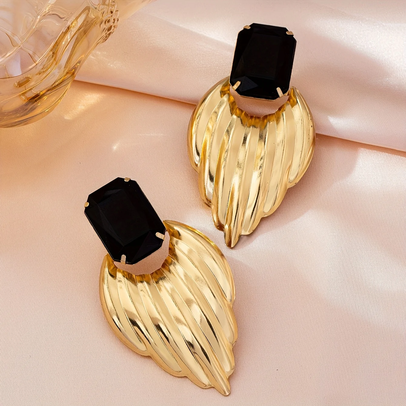 A Pair of Arabic Metal-Style Fashionable, Sexy and Versatile Women's Earrings