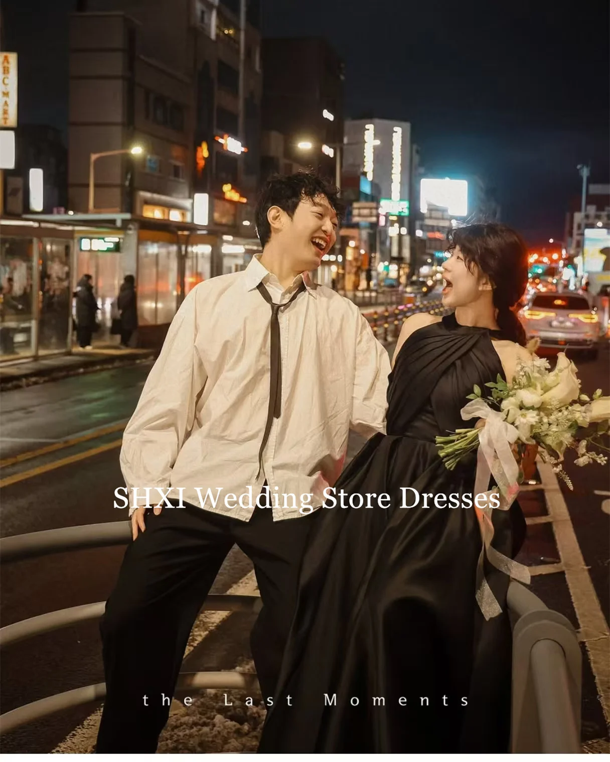 SHXI فستان زفاف أسود برقبة رسن بدون ظهر، تنورة متدفقة من الساتان، ثوب أنيق كوري لالتقاط الصور، تخصيص العروس الليلية الحضرية