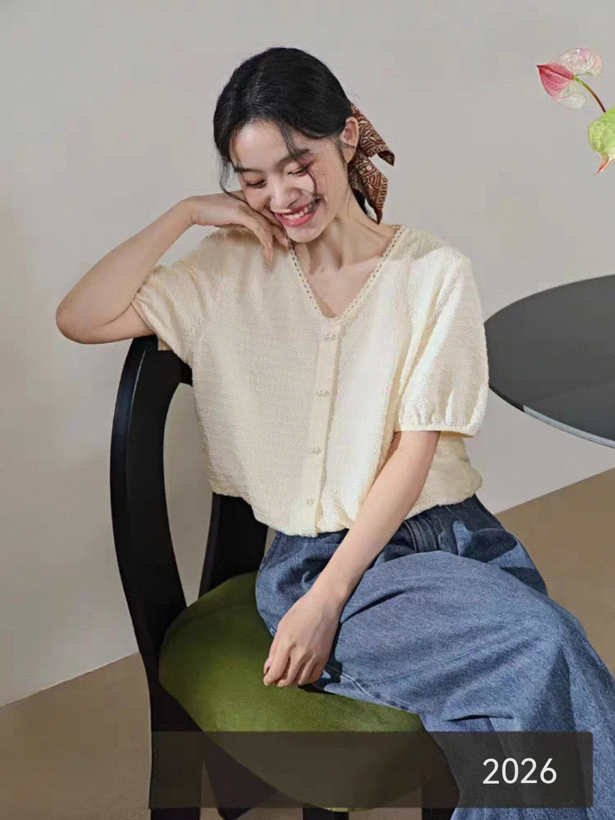 

Новая летняя женская футболка с текстурной отделкой, кружевными рукавами-фонариками, V-образным вырезом, коротким рукавом, стандартного кроя, в простом стиле, для повседневной носки