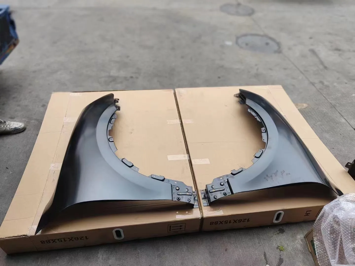 95850303210 95850303110   PP-Material von Autoteilen mit Auto-Frontkotflügel für Porsche Cayenne 15-17