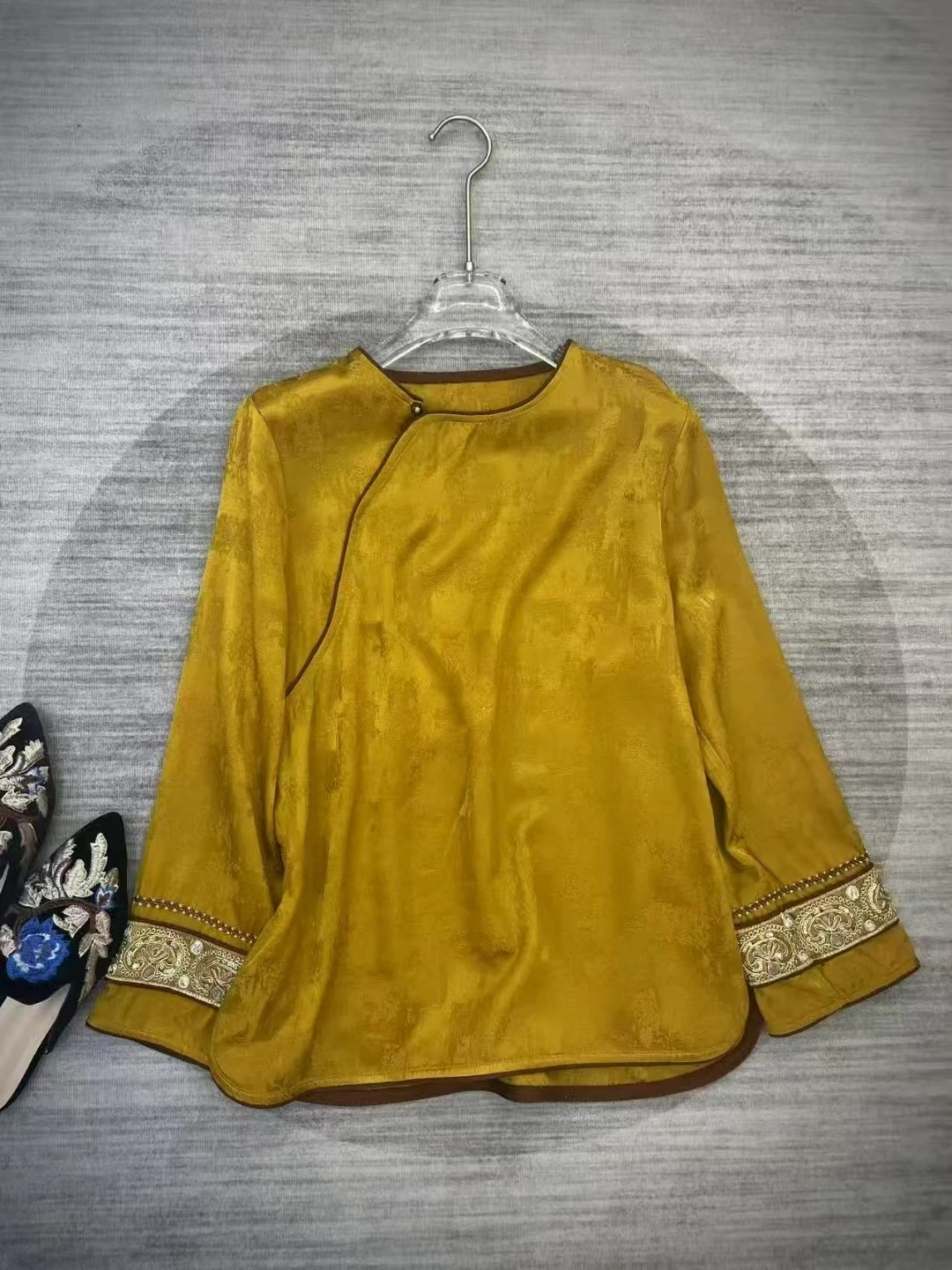 Frühling Neue Oansatz Chinesischen Stil Taste Seide Jacquard top + Kontrast Bündchen Und Perlen Stickerei Retro Gold frauen Hemd S-XL