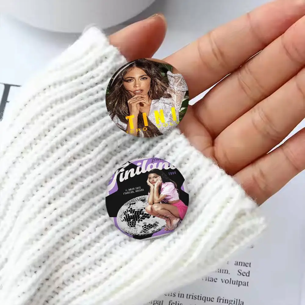 المغني تيني ستوسل 58 مللي متر اليدوية بروش الكرتون تأثيري شارة على ظهره مجوهرات اكسسوارات هدايا #2