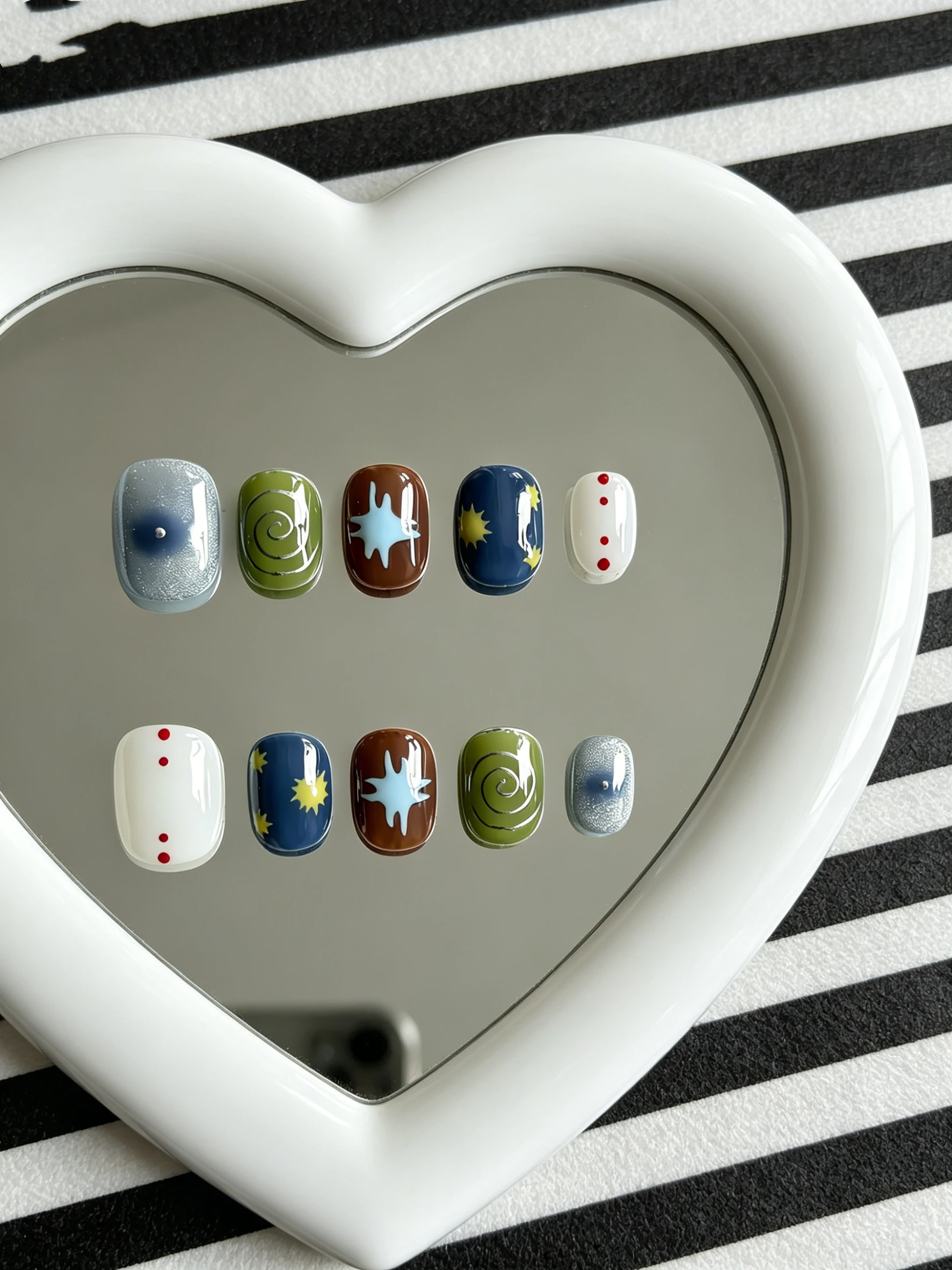 Dix faux ongles carrés courts, motifs soleil et étoile peints à la main, style rétro, dégradé bleu avec paillettes argentées et pois rouges, style luxe léger, parfaits pour les rendez-vous en couple, les vacances, la s