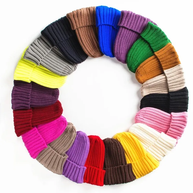 قبعة شتوية دافئة للرجال والنساء من الصوف المحبوك بحافة ملفوفة بلون سادة لعام 2025 مع حماية للأذن